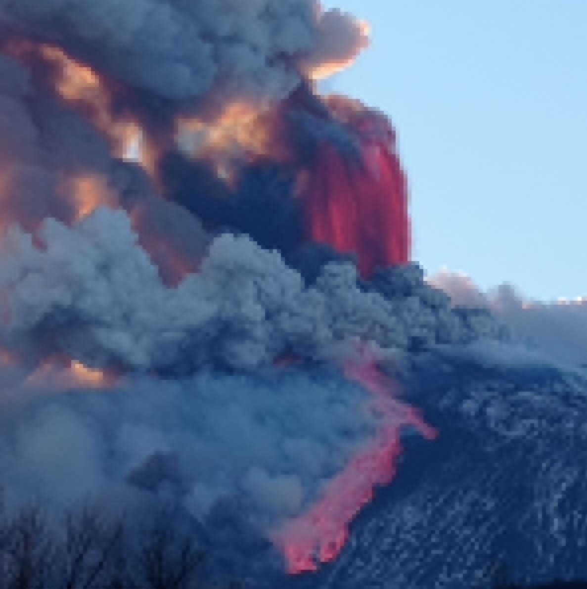 Etna, lo spettacolo dell’eruzione (Foto+Video)