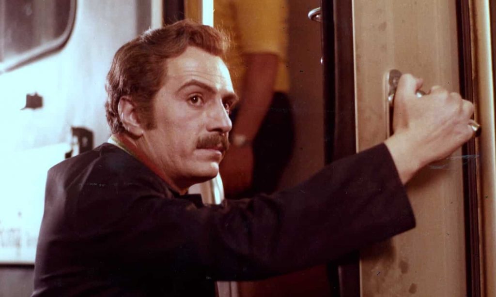 Nino Manfredi nel Film "Pane e cioccolata", uno dei suoi più caratteristici